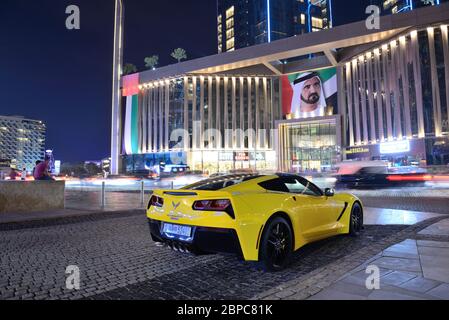 DUBAI, VAE - 15. NOVEMBER: Die Chevrolet Corvett sportcar ist auf Spaziergang an den Jumeirah Beach Residence am 15. November 2019 in Dubai, VAE. Stockfoto