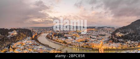 5. Feb 2020 - Salzburg, Österreich: Panorama-Luftaufnahme des Museums für Moderne Kunst Salzburg auf dem Monchsberg bei Dämmerung Stockfoto