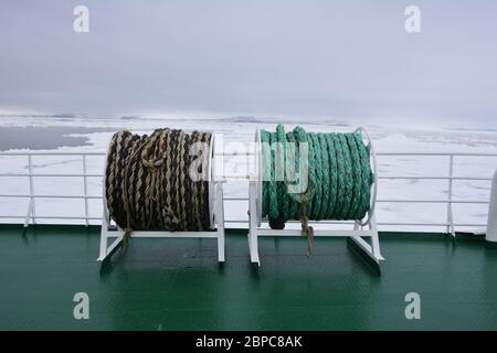 Ein Schiff Seile auf dem Deck der Akademik Sergey Vavilov, ein russisches Forschungsschiff, gechartert von einer Kreuzfahrtgesellschaft, in Spitzbergen. Stockfoto