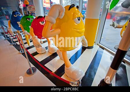 M&M Fußgängerüberweg, M&MS World, London. Stockfoto