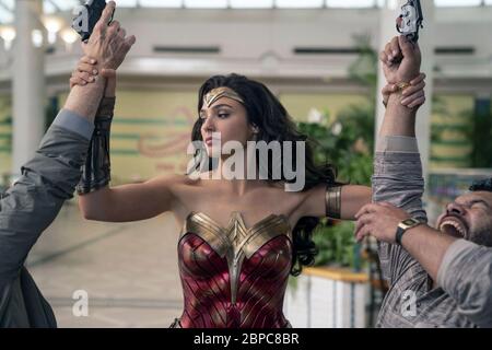 Wonder Woman 1984 (auch als WW84: Wonder Woman 1984 vermarktet) ist ein kommender amerikanischer Superhelden-Film, der auf der DC Comics-Figur Wonder Woman basiert. Es ist die Fortsetzung von 2017 Wonder Woman und die neunte Ausgabe im DC Extended Universe (DCEU). Dieses Foto ist nur für redaktionelle Zwecke und ist das Urheberrecht der Filmgesellschaft und/oder des Fotografen, der von der Film- oder Produktionsfirma beauftragt wurde und kann nur durch Publikationen reproduziert werden In Verbindung mit der Förderung des oben genannten Films. Eine obligatorische Gutschrift an die Filmgesellschaft ist erforderlich. Der Fotograf sollte auch gutgeschrieben werden, wenn bekannt Stockfoto