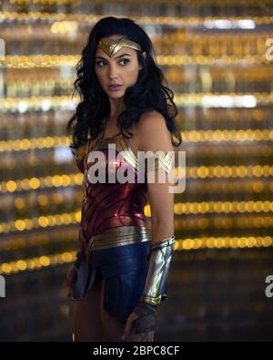 Wonder Woman 1984 (auch als WW84: Wonder Woman 1984 vermarktet) ist ein kommender amerikanischer Superhelden-Film, der auf der DC Comics-Figur Wonder Woman basiert. Es ist die Fortsetzung von 2017 Wonder Woman und die neunte Ausgabe im DC Extended Universe (DCEU). Dieses Foto ist nur für redaktionelle Zwecke und ist das Urheberrecht der Filmgesellschaft und/oder des Fotografen, der von der Film- oder Produktionsfirma beauftragt wurde und kann nur durch Publikationen reproduziert werden In Verbindung mit der Förderung des oben genannten Films. Eine obligatorische Gutschrift an die Filmgesellschaft ist erforderlich. Der Fotograf sollte auch gutgeschrieben werden, wenn bekannt Stockfoto