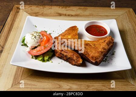 Gebratenes Sandwich gefüllt mit Käse und Brummen Stockfoto