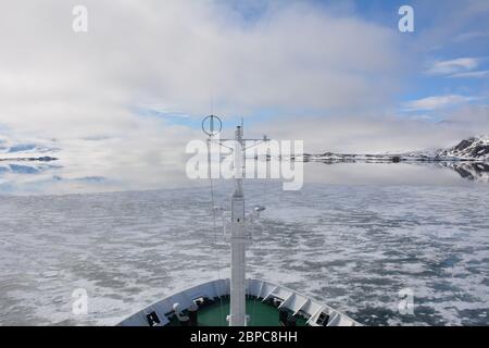 Meereis vom Deck der Akademik Sergey Vavilov, einem russischen Forschungsschiff, das im Sommer von einer Kreuzfahrtgesellschaft gechartert wurde, in Spitzbergen. Stockfoto