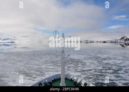 Meereis vom Deck der Akademik Sergey Vavilov, einem russischen Forschungsschiff, das im Sommer von einer Kreuzfahrtgesellschaft gechartert wurde, in Spitzbergen. Stockfoto