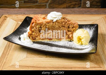 Saftiger Kuchen mit Nüssen und Eis Stockfoto