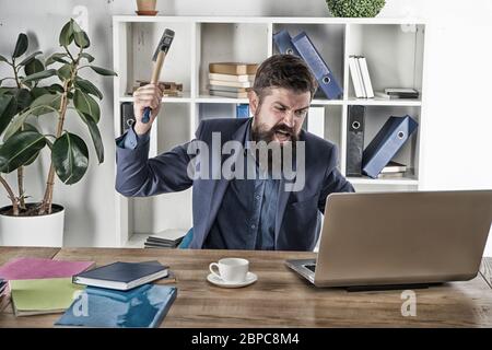 Lästige Werbung und Pop-up-Banner. Langsame Internetverbindung. Veraltete Software. Computerverzögerung. Nachlagesystem. Hasse Büroalltag. Mann bärtigen Crush Computer. Laptop zerstören. Hasserfüllter Job. Ungültiger Computer. Stockfoto