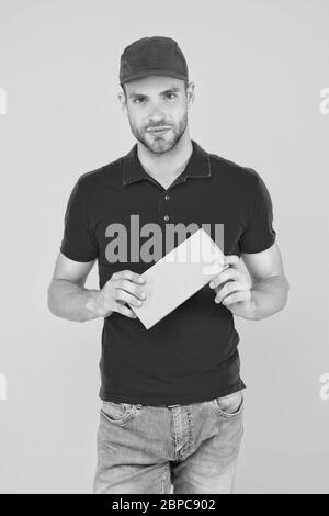 Produkt wissen ist eine Ressource. Händler gelbe Wand. Restaurant Cafe Mitarbeiter wollte. Mann Lieferservice in roten T-Shirt und Cap. freundliche Verkäuferin. Kassierer Vakanz. Vermietung shop shop Arbeiter. Stockfoto