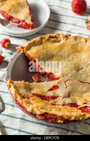 Süße hausgemachte Erdbeer Rhabarber Pie bereit zu essen Stockfoto