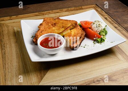 Gebratenes Sandwich gefüllt mit Käse und Brummen Stockfoto