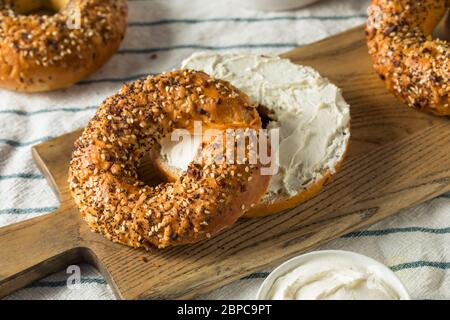 Alles hausgemacht geröstet New York Bagel mit Frischkäse Stockfoto