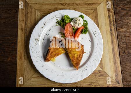 Gebratenes Sandwich gefüllt mit Käse und Brummen Stockfoto