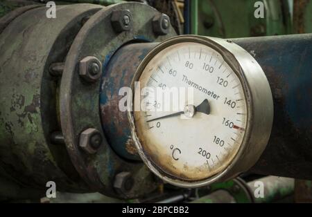 Thermometer in einer industriellen Pipeline. Stockfoto