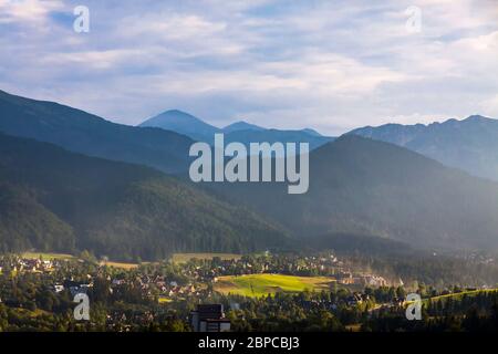 Stadt von Zakopane. Malerische Aussicht vom Berg Gubalowka. Westliche Tatra, Polen Stockfoto