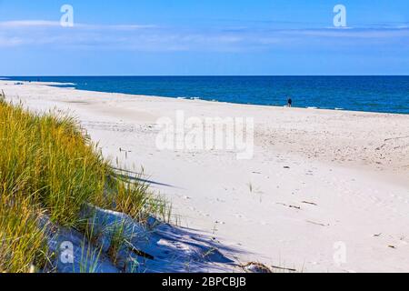 Schöner Sandstrand auf der Halbinsel Hel, Ostsee, Woiwodschaft Pommern, Polen. Hel ist eine 35 km lange Sandbank-Halbinsel im nordpolnischen Separati Stockfoto