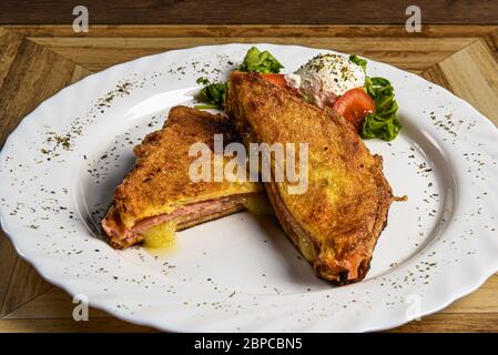 Gebratenes Sandwich gefüllt mit Käse und Brummen Stockfoto