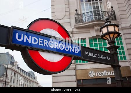 U-Bahn-Schild, Piccadilly Circus, London, Großbritannien Stockfoto