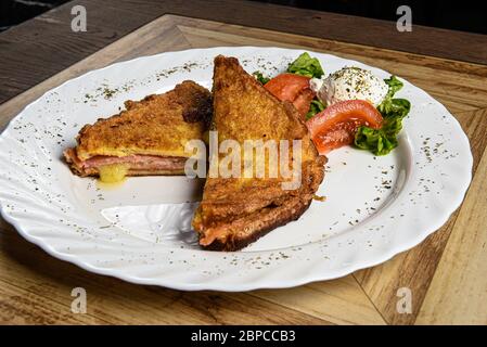 Gebratenes Sandwich gefüllt mit Käse und Brummen Stockfoto