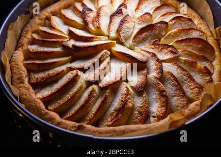 Hausgemachtes Zimtgebäck, süßes frisch gebackenes Apfelkuchen, traditioneller französischer Apfelkuchen aus dem Ofen, Backform Stockfoto