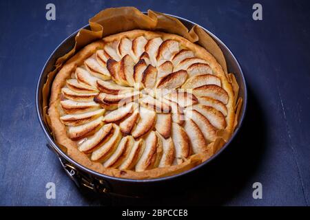 Hausgemachtes Zimtgebäck, süßes frisch gebackenes Apfelkuchen, traditioneller französischer Apfelkuchen aus dem Ofen, Backform Stockfoto