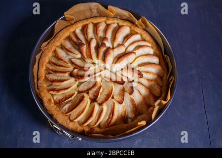 Hausgemachtes Zimtgebäck, süßes frisch gebackenes Apfelkuchen, traditioneller französischer Apfelkuchen aus dem Ofen, Backform Stockfoto
