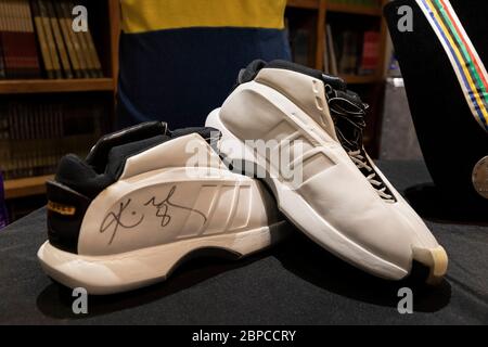 Culver City, USA. Mai 2020. Sport-Legenden mit dem Lakers Basketball-großartigen Kobe Bryant bei JulienÕs Auctions. Spiel getragen Adidas Basketballschuhe jeweils von Kobe Bryant #8 signiert. 18/2020 Culver City, CA USA. (Foto: Ted Soqui/SIPA USA) Quelle: SIPA USA/Alamy Live News Stockfoto