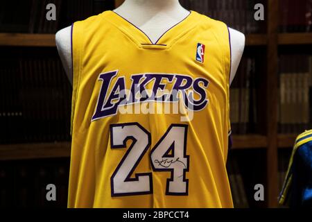 Culver City, USA. Mai 2020. Sport-Legenden mit dem Lakers Basketball-großartigen Kobe Bryant bei JulienÕs Auctions. Spiel getragen 2006-2007 Saison Trikot von L.A. signiert Lakers #24 Kobe Bryant. 18/2020 Culver City, CA USA (Foto: Ted Soqui/SIPA USA) Quelle: SIPA USA/Alamy Live News Stockfoto