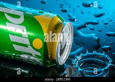 Bedford, Großbritannien, Mai 17,2020. Dose Sprite mit Wasserspritzern auf schwarzem Hintergrund und Wassertropfen. Stockfoto