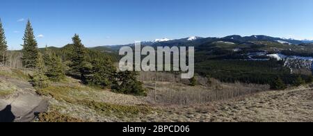 Weite Panorama-Landschaft im Frühling mit bewaldeten Hügeln und Prärien im Kananaskis Country, Alberta Ausläufern der kanadischen Rocky Mountains Stockfoto