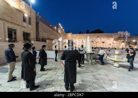 Eine Gruppe ultraorthodoxer ("Charedi") Männer wartet darauf, die berühmte westliche Mauer in jerusalem zu erreichen, da der Zugang als eine Art Verfall gegen die Ausbreitung der Coronavirus-Pandemie eingeschränkt wurde. Stockfoto