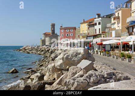 PIRAN, Slowenien - 25. April 2013: Strandpromenade im historischen Viertel an einem herrlichen Frühlingsnachmittag Stockfoto