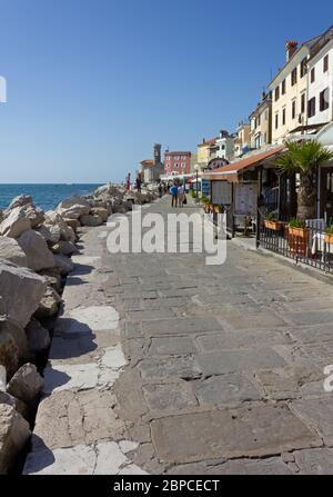 PIRAN, Slowenien - 25. April 2013: Strandpromenade im historischen Viertel an einem herrlichen Frühlingsnachmittag Stockfoto