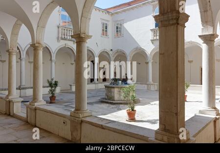 PIRAN, Slowenien - 25. April 2013: Kreuzgang des Minoritenklosters des Hl. Franziskus im historischen Stadtbezirk Stockfoto