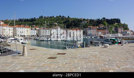 PIRAN, Slowenien - 25. April 2013: Die Strandpromenade und der Yachthafen in dem kleinen charmanten historischen Viertel Stockfoto