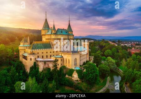 Luftaufnahme der mittelalterlichen Burg Bojnice, UNESCO-Erbe in der Slowakei Stockfoto