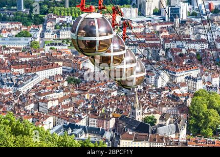 Malerische Luftaufnahme von Grenoble Stadt, Auvergne-Rhone-Alpes Region, Frankreich. Grenoble-Bastille Seilbahn im Vordergrund Stockfoto