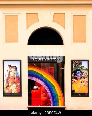 Louis Vuitton Flagship Store während der Sperre für Coronavirus covid 19. Luxus-Shopping. Regenbogen 'Andrà tutto Bene (alles wird in Ordnung sein)'. Rom zur Zeit von Covid 19. Italien, Europa, Europäische Union, EU. Stockfoto