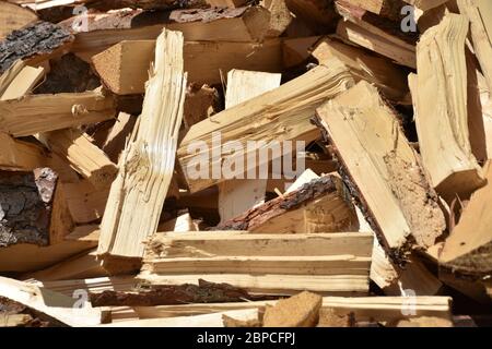 Holz, Scheit, Holzscheit, Brennholz, aufgestapelt, gespalten, Spaltholz, aufgespalten, Bio, nachhaltig, brennen, Feuer, Wärme, heizen, Vorsorge, Lager Stockfoto
