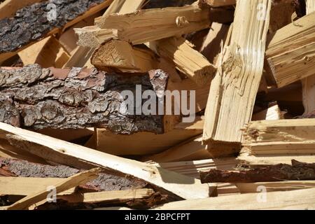 Holz, Scheit, Holzscheit, Brennholz, aufgestapelt, gespalten, Spaltholz, aufgespalten, Bio, nachhaltig, brennen, Feuer, Wärme, heizen, Vorsorge, Lager Stockfoto