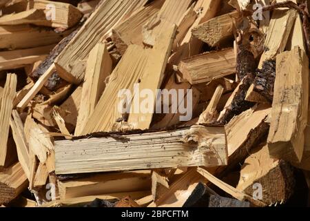 Holz, Scheit, Holzscheit, Brennholz, aufgestapelt, gespalten, Spaltholz, aufgespalten, Bio, nachhaltig, brennen, Feuer, Wärme, heizen, Vorsorge, Lager Stockfoto