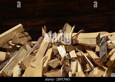 Holz, Scheit, Holzscheit, Brennholz, aufgestapelt, gespalten, Spaltholz, aufgespalten, Bio, nachhaltig, brennen, Feuer, Wärme, heizen, Vorsorge, Lager Stockfoto