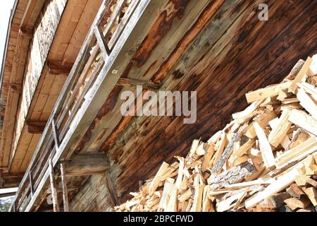 Holz, Scheit, Holzscheit, Brennholz, aufgestapelt, gespalten, Spaltholz, aufgespalten, Bio, nachhaltig, brennen, Feuer, Wärme, heizen, Vorsorge, Lager Stockfoto