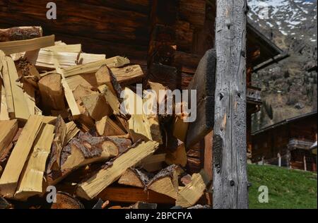 Holz, Scheit, Holzscheit, Brennholz, aufgestapelt, gespalten, Spaltholz, aufgespalten, Bio, nachhaltig, brennen, Feuer, Wärme, heizen, Vorsorge, Lager Stockfoto