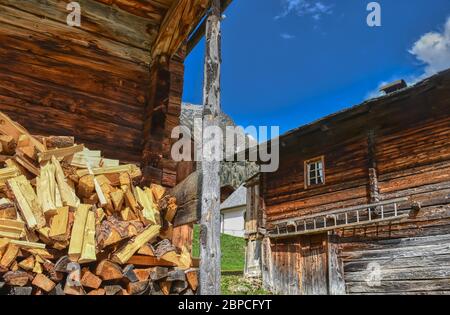 Holz, Scheit, Holzscheit, Brennholz, aufgestapelt, gespalten, Spaltholz, aufgespalten, Bio, nachhaltig, brennen, Feuer, Wärme, heizen, Vorsorge, Lager Stockfoto