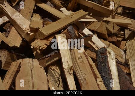 Holz, Scheit, Holzscheit, Brennholz, aufgestapelt, gespalten, Spaltholz, aufgespalten, Bio, nachhaltig, brennen, Feuer, Wärme, heizen, Vorsorge, Lager Stockfoto