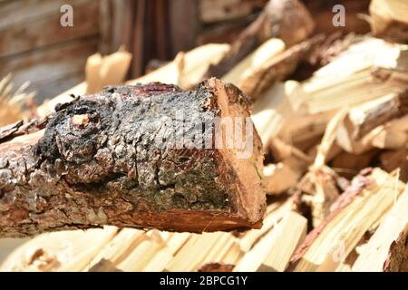 Holz, Scheit, Holzscheit, Brennholz, aufgestapelt, gespalten, Spaltholz, aufgespalten, Bio, nachhaltig, brennen, Feuer, Wärme, heizen, Vorsorge, Lager Stockfoto