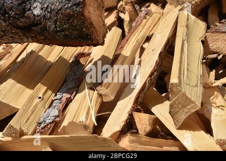 Holz, Scheit, Holzscheit, Brennholz, aufgestapelt, gespalten, Spaltholz, aufgespalten, Bio, nachhaltig, brennen, Feuer, Wärme, heizen, Vorsorge, Lager Stockfoto