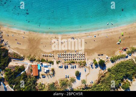 Meer und Strand, Luftaufnahme von oben. Zypern mittelmeer sandige Küste Lagune. Stockfoto