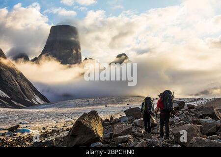 Zwei Rucksacktouristen wandern in Richtung Mount Asgard, Baffin Island. Stockfoto