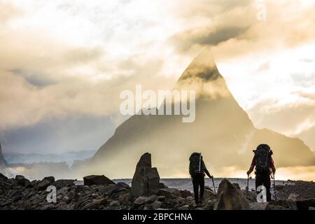 Rückansicht von Rucksacktouristen nähert sich dramatischen Berg, Mt. Loki Stockfoto